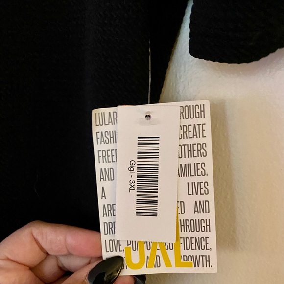 A beautiful lularoe black Gigi blouse - Picture 2 of 2